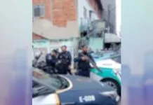 VÍDEO: GCM aponta arma para moradores durante protesto após acidente com moto em São José