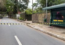 Carro atinge jovem e idosa em ponto de ônibus em São José