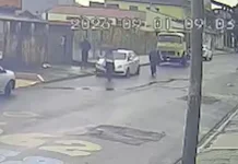 VÍDEO: Mulher é assaltada ao sair de casa para trabalhar e tem celulares e bolsa levados por criminosos em Hortolândia