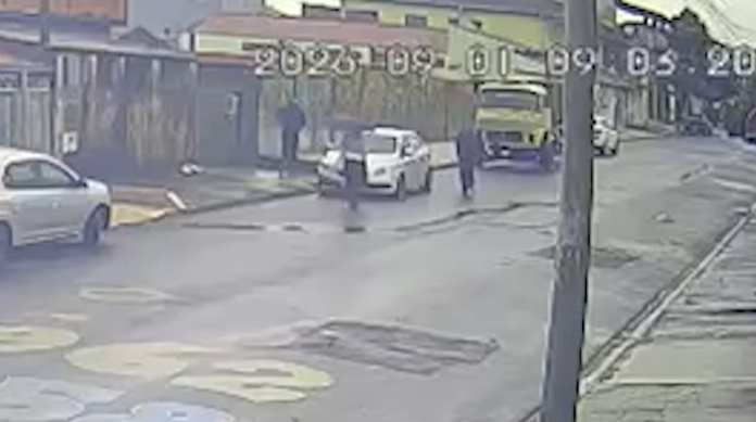 VÍDEO: Mulher é assaltada ao sair de casa para trabalhar e tem celulares e bolsa levados por criminosos em Hortolândia