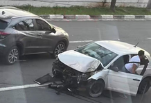 Carro fica destruído após bater em árvore em avenida de Guarujá