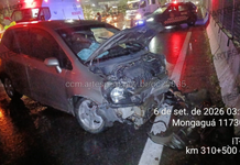 Motorista dorme ao volante e bate contra barreira de concreto em rodovia de Mongaguá