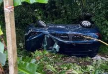 Motorista cochila no volante, perde o controle e carro capota em terreno baldio em Guarujá