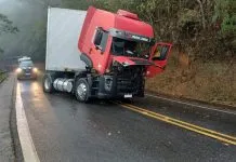 Acidente com caminhão provoca interdição parcial e deixa trânsito congestionado na BR-459, em Piquete