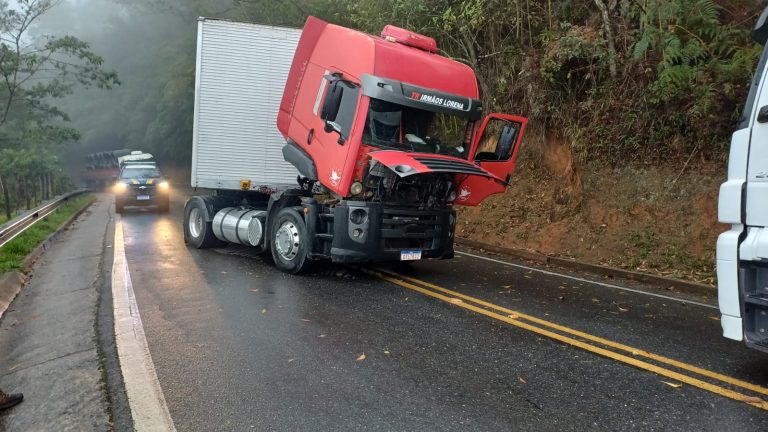 Acidente com caminhão provoca interdição parcial e deixa trânsito congestionado na BR-459, em Piquete