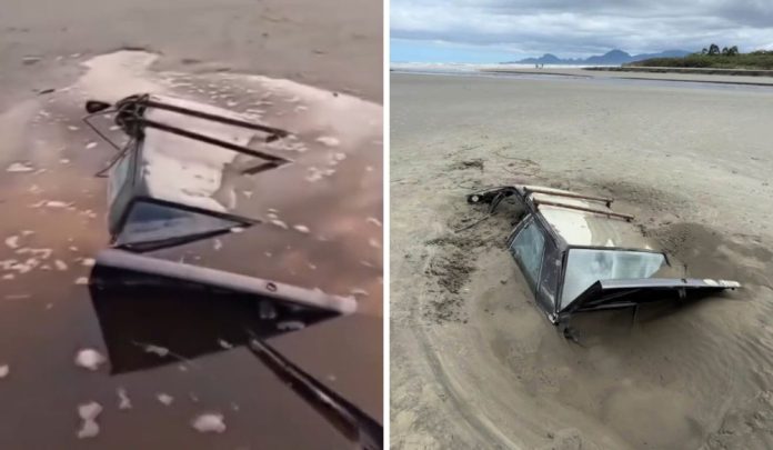 Carro fica atolado em Itanhaém