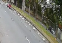 VÍDEO mostra carro dando marcha à ré após atropelamento que amputou perna de idosa em São José