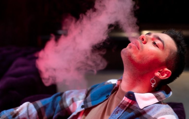 Cigarro eletrônico avança entre jovens e reacende alerta para riscos ao pulmão