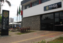 Quatro criminosos invadem casa em Praia Grande, amarram moradores, roubam itens de luxo e obrigam vítimas a transferirem R$ 50 mil