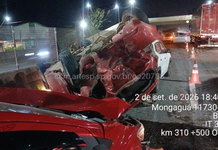 Engavetamento envolvendo quatro veículos deixa seis pessoas feridas e causa capotamento em rodovia de Mongaguá