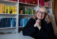 “Eu acredito que não devemos nos contentar com menos”, diz Lynn Painter sobre seus romances