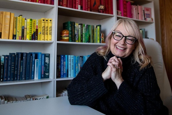 “Eu acredito que não devemos nos contentar com menos”, diz Lynn Painter sobre seus romances