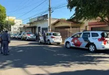 “Mãe, eu te amo, o pai está morto”, disse acusado de matar o pai ao ser flagrado lavando sangue no quintal