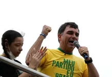 ‘Pinguço incompetente e ladrão’: Flávio ataca Lula na Bahia