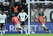 Memphis isola pênalti, Corinthians cai diante do Estudiantes e é eliminado da Libertadores