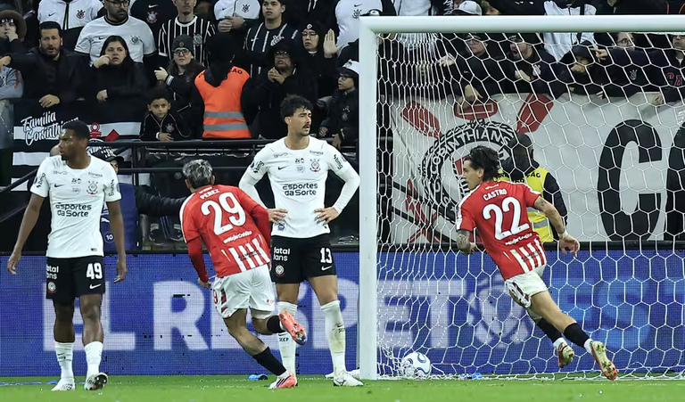 Memphis isola pênalti, Corinthians cai diante do Estudiantes e é eliminado da Libertadores