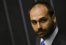 Eduardo Bolsonaro, nos EUA desde 2025, é demitido da PF por abandono de cargo