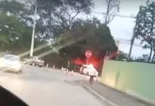 Acidente com dois veículos deixa motociclista morto e interdita Avenida Caravelas em São José