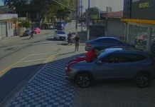 VÍDEO: Mulher fica gravemente ferida após acidente entre carro e moto em Jacareí