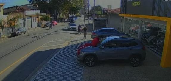 Mulher fica gravemente ferida após acidente entre carro e moto em Jacareí