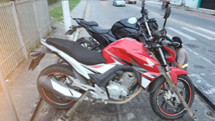 Polícia encontra moto furtada após alerta na rodovia e prende dupla com revólver em Lorena