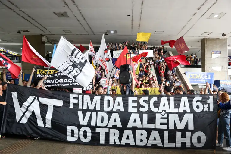 Governo tenta driblar resistência de Alcolumbre para votar fim da escala 6×1 até 2º turno