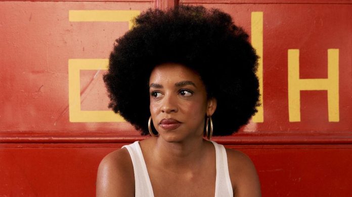 Juliane Gamboa, cantora de jazz indicada ao Grammy Latino, se apresenta no Manouche, no Rio de Janeiro