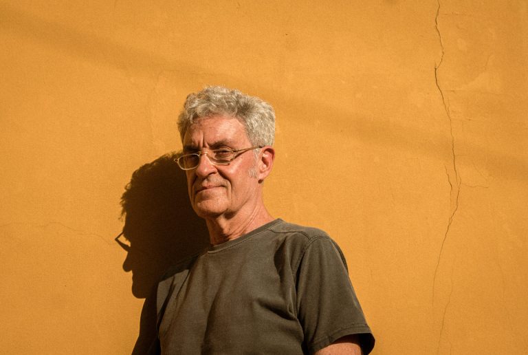 Maurício Pereira encontra poesia nas pequenas coisas em “O Dia da Girafa”