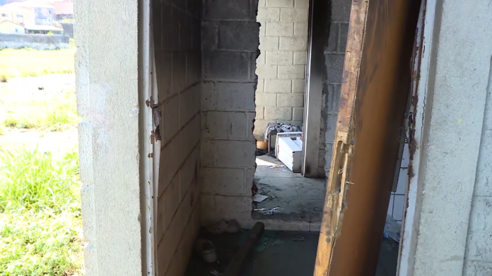 MISTÉRIO: Mulher é encontrada morta e semi-nua com ferimentos na cabeça em casa abandonada
