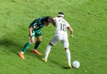 Neymar reclama de gramado após eliminação