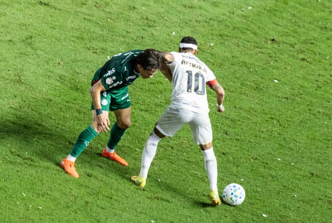 Neymar reclama de gramado após eliminação
