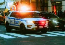 Vídeo: Mulher esfaqueia duas pessoas e é baleada pela polícia em NY