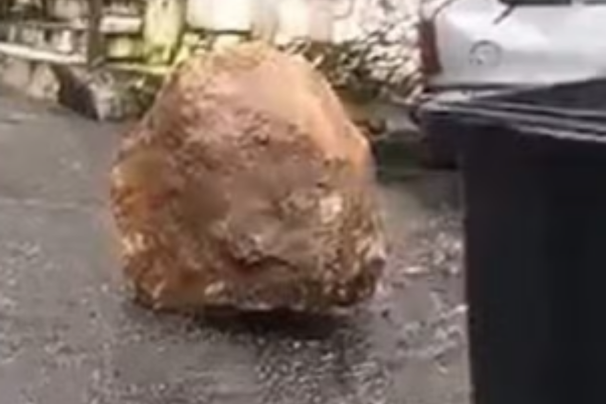 pedra cai de morro em santos