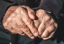 aposentadoria: Sobrinho terá de indenizar tia de 87 anos por danos morais
