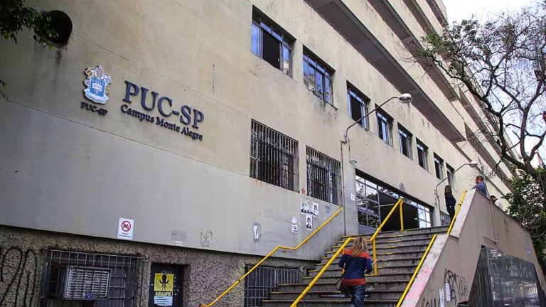 Estudantes da PUC-SP fazem paralisação contra redução de bolsas e cobram mudanças em processo