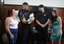 GCMs que salvaram bebê de dois meses de engasgo, em Santos, reencontram ele e sua família; VEJA VÍDEO