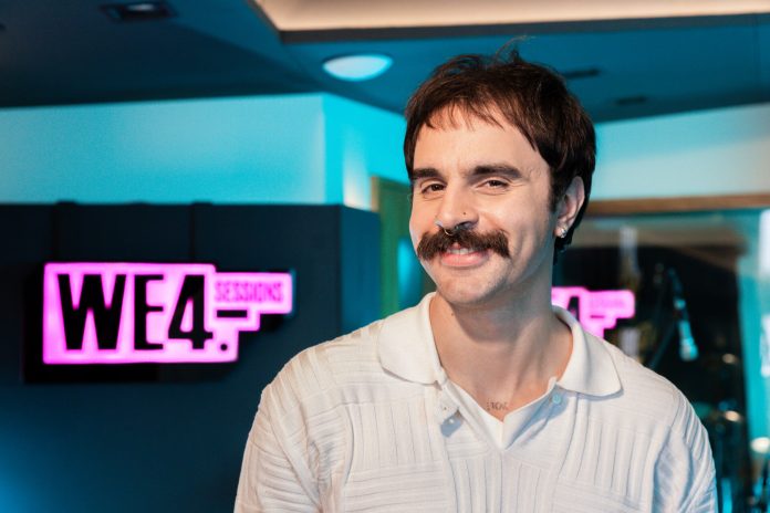 Rodrigo Alarcon no WE4Sessions: cantor revisita sucessos em performance inédita