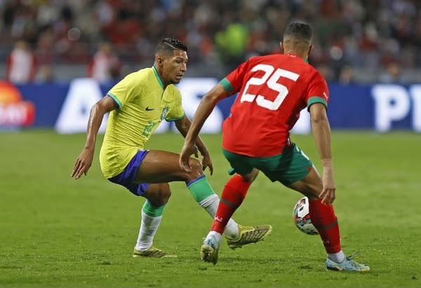 Seleção repete problemas da Copa e só empata com Austrália no último lance