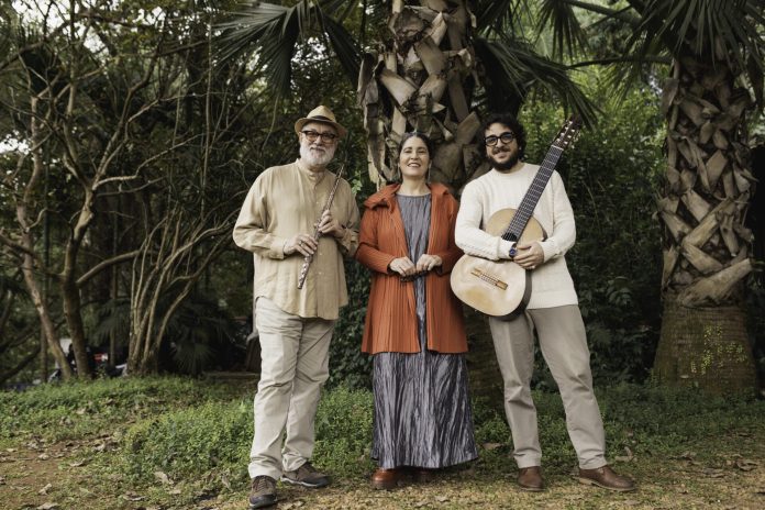 Teatro Iguatemi recebe Mônica Salmaso, Teco Cardoso e João Camarero em tributo a Tom Jobim