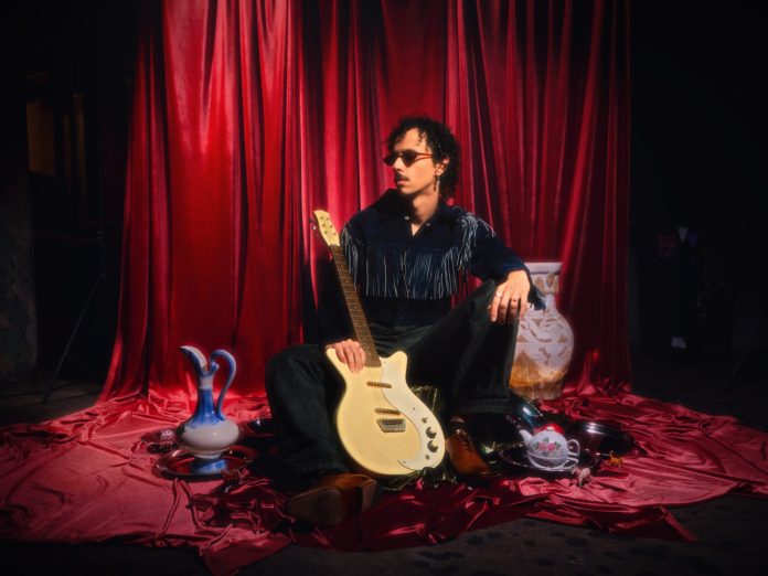 Thomé une existencialismo ao frenesi urbano em “Quero Ser Tudo”, seu segundo álbum de estúdio