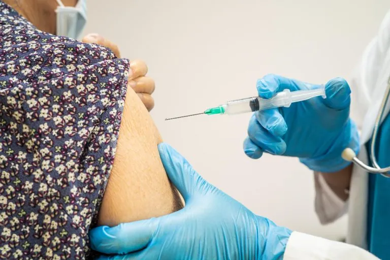 Vacina contra HPV pode evitar milhares de cânceres, mas cobertura ainda é baixa no Brasil